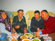 Balıkesir’in Burhaniye ilçesinde, mahallelerdeki hastaların ayağına giden Belediye Tabibi Dr.