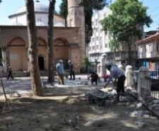 elerinde bulunan camilerde çevre düzenleme çalışmalarına başladı. Fen İşleri Müdürlüğü
