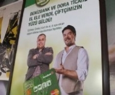 BURHANİYELİ ÇİFTÇİ REKLAM YILDIZI OLDU Balıkesir’in Burhaniye ilçesinde, çiftçi Şinasi Çelik reklam yıldızı oldu. Özel