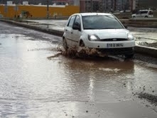 Balıkesir’in Ayvalık ilçesinde yağan şiddetli yağmur yolları göle çevirirken yayalar