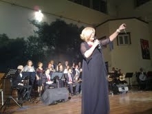 Balıkesir’in Edremit ilçesinde art arda düzenlenen konserlerle geceleri renkleniyor. 