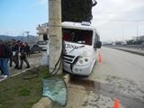 YOLCU MİNİBÜSÜ ÖNCE AĞACA, SONRA DİREĞE ÇARPTI Balıkesir’in Edremit ilçesinde meydana gelen kazada 3 kişi yaralandı.
