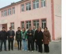 BURHANİYE DE KIZ MESLEK LİSESİ ÖĞRENCİ VELİLERİ TEPKİLİ Balıkesir’in Burhaniye ilçesinde, yaklaşık 2 yıl önce boşaltılan Ayşe Akpınar