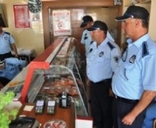 AYVALIK BELEDİYE ZABITASI KASAPLARDA SUCUK, KÖFTE DENETİMİ YAPTI. Gıda, Tarım ve Hayvancılık Bakanlığı’nın Et ve Et Ürünleri Tebliği’nde
