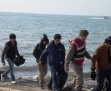 AYVALIK’TA 26 MÜLTECİ YAKALANDI Balıkesir’in Ayvalık ilçesinde, 26 kaçak göçmen insan tacirleri tarafından Yunanistan’ın