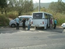 Balıkesir’in Burhaniye ilçesinde, mahkeme heyetini keşfe götüren minibüs kaza yaptı