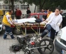 AYVALIK’TA MOTOSİKLET KAZASI: 1 YARALI Balıkesir’in Ayvalık ilçesinde park halinde araça çarpan motosiklet sürücüsü ağır