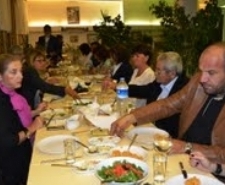 AYSEL NAMLI, AYVALIK’TA GAZETECİLERLE BULUŞTU Balıkesir’in Ayvalık ilçesinin kültür ve sanat alanında gelişmesi yönündeki çabaları