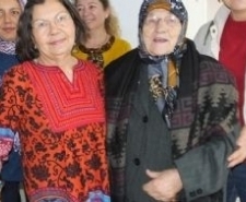 Edremit’de 84 Yaşındaki Şair Gülbüz Nineye Alkış Kızılkeçili mahallesinde oturan 84 yaşındaki Gülbüz Sekban, okuduğu şiirler
