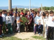 MAHALLEDE AĞAÇ DİKME BAYRAMI Balıkesir’in Burhaniye ilçesindeki Öğretmenler Mahallesi’nde düzenlenen, ‘Her Haneye Bir Fidan’