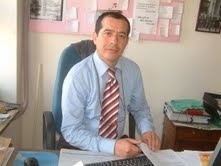 Balıkesir’in Burhaniye ilçesinde, Halk Kütüphanesi Müdürü Nazmi Arif Çakaloz, vatandaşları