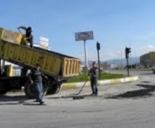 Balıkesir’in Edremit ilçesinde karayollarının yağmur nedeniyle oluşan çukurları doldurmaması araç