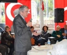 EMEKLİ BÜYÜKELÇİ ONUR ÖYMEN, “ERMENİ SOYKIRIMI İDDİALARI TAMAMEN YALANDIR” Ayvalık Talat Paşa Komitesi’nin düzenlediği, “1915’ten Günümüze Ermeni Soykırımı Yalanı’