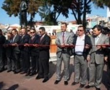ZEYTİN PAZARINA GÖRKEMLİ AÇILIŞ Balıkesir’in Ayvalık ilçesinde, Ayvalık Belediyesi ve Ayvalık Ticaret Odası tarafından