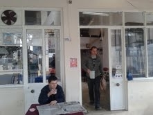 EDREMİT’TE KAHVECİNİN KİRA PARASINI ÇALDILAR Balıkesir’in Edremit ilçesinde 2 kahvehaneye giren kişi yada kişiler, bir