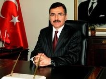 'Cumhuriyeti bize armağan eden büyük Atatürk ve silah arkadaşlarını, şehit