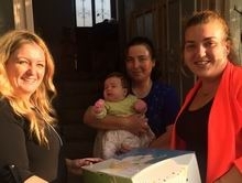 AK PARTİ’DEN ANNELERE BEBEK ÇANTASI SÜRPRİZİ Ak Parti Kadın Kolları Başkanı İlknur Derin Altuntaş ve beraberinde