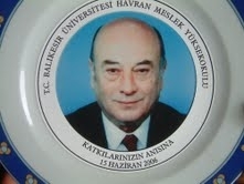 KAVŞAĞA MERHUM MİLLETVEKİLİNİN KENDİ YETİŞTİRDİĞİ AĞACI DİKİLDİ 2009 yılında vefat eden 19 . dönem Balıkesir milletvekili Melih