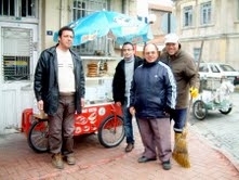 BURHANİYE’DE ESNAFA ENGELLİ TEŞEKKÜRÜ Balıkesir’in Burhaniye ilçesinde, Sakatlar Derneği şubesince başlatılan kağıt ve kapak