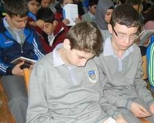 ÖĞRENCİLER OKULDA ANNE VE BABALARIYLA KİTAP OKUMAYA BAŞLADI Balıkesir’in Edremit ilçesinde bir okulun kitap okuma alışkanlığını artırmak için