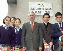 EDREMİT LİSESİ ESKİ MÜDÜRÜ ALİ ÖZER VEFAT ETTİ Balıkesir’in Edremit Lisesi eski müdürü Ali Özer, yakalandığı amansız hastalığa