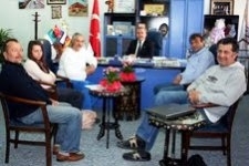 ÜNLÜ YÖNETMEN ALTIOKLAR’DAN BAŞKAN KILIÇ’A ZİYARET Ünlü yönetmen Mustafa Altıoklar, Balıkesir’in Edremit ilçesine gelerek Belediye Başkanı
