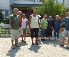 Balıkesir’in Burhaniye ilçesinde, Pelitköy sahilindeki Mutlukent tatil sitesinde sahipsiz köpekler