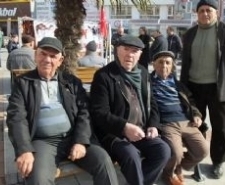Balıkesir’in Burhaniye ilçesinde, dondurucu soğukların ardından termometrelerin 23’ü gösterirken, vatandaşlar