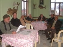 Balıkesir’in Burhaniye ilçesine bağlı Taylıeli köyünün kahvehanesinde kağıt ve taş