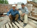 BURHANİYE DE 93’LÜK ALAADDİN DEDE ÇATI TAMİR EDİYOR Balıkesir’in Burhaniye ilçesinde, 70 yıldan bu yana inşaat ustası olarak