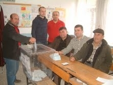 BÖREZLİ KÖYÜ SANDIĞA GİTTİ Balıkesir’in Burhaniye ilçesine bağlı Börezli köyünde ihtiyar heyeti üyelerinin istifa