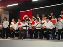 AYVALIK HEM KURSİYERİ ÖĞRETMENLERDEN TÜRKÜ ŞÖLENİ Balıkesir’in Ayvalık ilçesinde, Halk Eğitim Merkezi (HEM) tarafından açılan ve