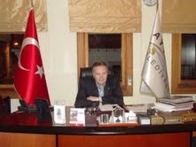 AYVALIK BELEDİYE BAŞKANI TRAFİK KAZASI GEÇİRDİ Ayvalık Belediye Başkanı Hasan Bülent Türközen, kendi kullandığı özel aracıyla