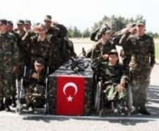 AĞLATAN ASKERLİK SEVİNCİ Balıkesir’de aileleriyle birlikte asker ocağına gelen engelliler, 1 günlüğüne de