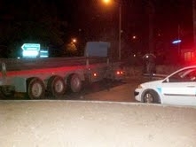 ARIZA YAPAN TIR, ANA YOLU 1 SAAT KAPALI TUTTU Balıkesir’in Ayvalık ilçesinde, Ayvalık Merkez’den İzmir istikametine gitmek üzere