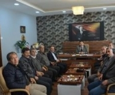 Muhtarlardan Milli Eğitim’e Ziyaret Edremit Muhtarları, İlçe Mili Eğitim Müdürü Yusuf Koç’u makamında ziyaret