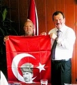 EMEKLİ BELEDİYE PERSONELİNDEN BAŞKANA ANLAMLI ZİYARET Balıkesir’in Havran Belediyesi’nden emekli olan Yılmaz Cambaz, Belediye Başkanı Hasan