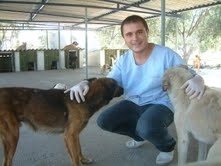 Balıkesir’in Burhaniye ilçesinde, hayvan severler tarafından yılın veterineri seçilen Hüseyin