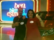 AYVALIKLI ÇİFT KATILDIĞI TELEVİZYON YARIŞMASINDAN OTOMOBİL KAZANDI Özel bir televizyon kanalında yayınlanan ‘Ben Bilmem Eşim Bilir’ adlı