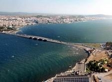 CUNDA TAŞ EKSENLİ KÖPRÜNÜN TEMELİ ATILDI Balıkesir Büyükşehir Belediye Başkanı Edip Uğur, aralık 2016 tarihinde bitirilmesi