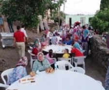 Ayvalık Belediyesinin geleneksel iftar sofrası Üçkabaağaç köyünde kuruldu. İftara ve