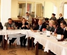  Balıkesir’in Ayvalık ilçesinde sanatsal çalışmalarını sosyal hayatla harmanlayan Şeref Çetin