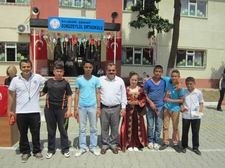 Edremit 9 Eylül Ortaokulunda düzenlenen hıdrellez büyük coşkuyla kutlandı. Okul