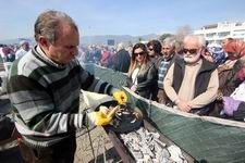 – EGE’NİN KIYISINDA 6 TON HAMSİ PİŞİRİP İKRAM ETTİLER –