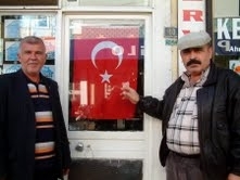 BURHANİYE’DE ESNAFTAN TERÖRE BAYRAKLI TEPKİ Geçtiğimiz hafta Tokat’ın Reşadiye ilçesinde yaşanan terör olayından sonra Balıkesir’in