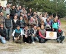 YARGI MENSUPLARINDAN 4/B VE 4/C EYLEMİ Balıkesir’in Edremit ilçesindeki sendikalı yargı çalışanları, Adliye Sarayı girişinde,