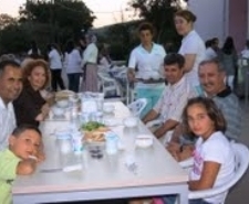 ÇOCUK YUVASININ GELENEKSEL İFTAR YEMEĞİ Balıkesir’in Ayvalık ilçesinde, Alibey Çocuk Yuvası Müdürlüğü tarafından her yıl