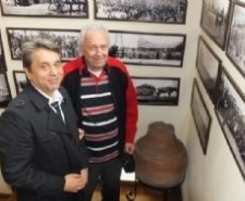-BURHANİYE’NİN ESKİ FOTOGRAFLARI İLGİ ODAĞI OLDU Balıkesir’in Burhaniye ilçesinde, Hüsnü Pazarbaşı Kültür Merkezi’nde sergilenen eski siyah