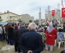 YENİ CAMİNİN TEMELİ TÖRENLE ATILDI Balıkesir’in Burhaniye ilçesinde, Öğretmenler mahallesinde yaptırılması planlanan ikinci caminin temeli