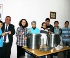 BURHANİYE CELAL TORAMAN DA AŞURE GÜNÜ COŞKUSU Balıkesir’in Burhaniye ilçesinde, Celal Toraman Anadolu Lisesi’nde düzenlenen geleneksel Aşure